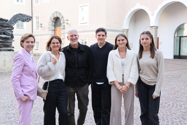 alzburger Landespreis für vorwissenschaftliche Arbeiten, im Bild Landtagspräsidentin Brigitta Pallauf mit dem Preisträger Caspar Lechner und dessen Familie. | Foto: Land Salzburg / Franz Neumayr