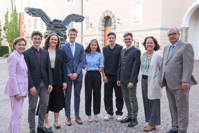 Salzburger Landespreis für vorwissenschaftliche Arbeiten, im Bild Landtagspräsidentin Brigitta Pallauf mit den Preisträgern Ulrich Brugger, Beatrix Umlauf, Patrick Bräunlinger, Julia Eisl, Caspar Lechner und Martin Lanschützer sowie den Juroren Andrea Dillinger und Oskar Dohle (von links).  | Foto: Land Salzburg / Franz Neumayr