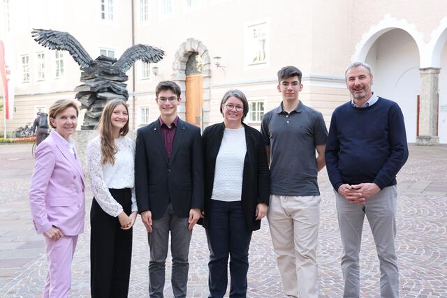 Salzburger Landespreis für vorwissenschaftliche Arbeiten, im Bild Landtagspräsidentin Brigitta Pallauf mit dem Preisträger Ulrich Brugger und dessen Familie. | Foto: Land Salzburg / Franz Neumayr