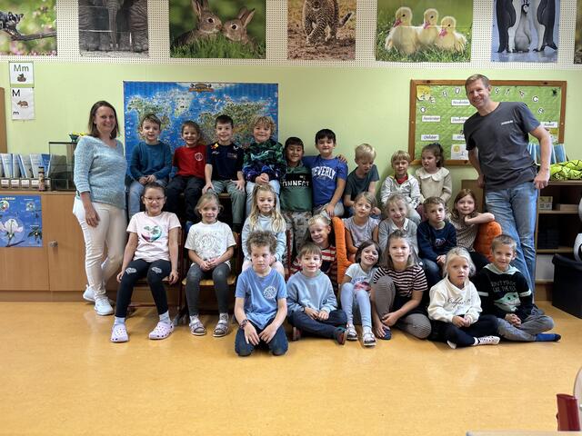 Die 1A Oupsklasse mit Lehrer Johannes Lajta und Direktorin Tanja Frischmann. | Foto: Nina Taurok