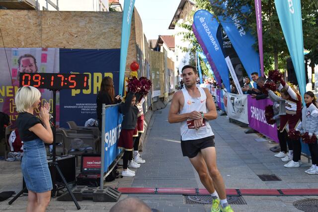Michael Hechenblaikner (M30) war der erste Finisher: Sieger über die 5 km vor Wolfgang Egger vom SKITRI Zirl.