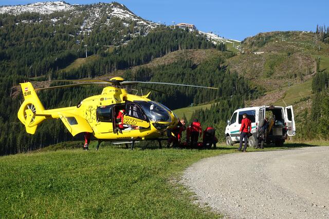 Die verletzte Frau wurde ins Innsbrucker Krankenhaus geflogen.  | Foto: ZOOM.Tirol