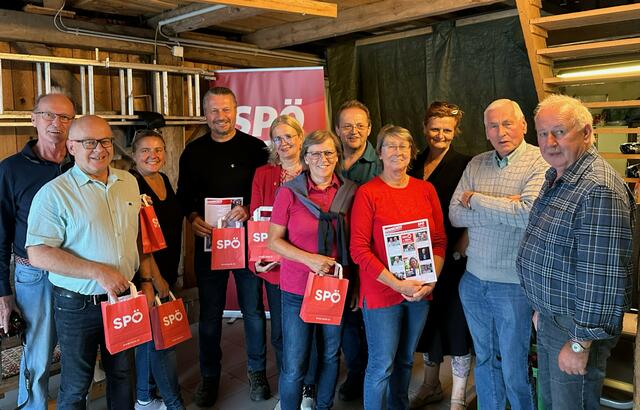 Sprechstunde in Egelsee: Günther Thalhammer, Günter Koßl, Martina Koßl, Bgm. Peter Molnar, GRin Elisabeth Kreuzhuber, Romana Wurm, Manfred Wurm, GRin a.D. Gabi Mayer, Martina Kucera, Johann Schürtzenhofer, Vorsitzender der SPÖ Egelsee-Scheibenhof-Alauntal Josef Wittmann. | Foto: Dominic Heinz