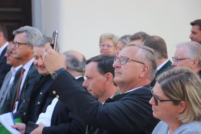 Vzbgm. Karl Scherz hält den bedeutenden Moment mit dem Smartphone fest.  | Foto: Edith Ertl