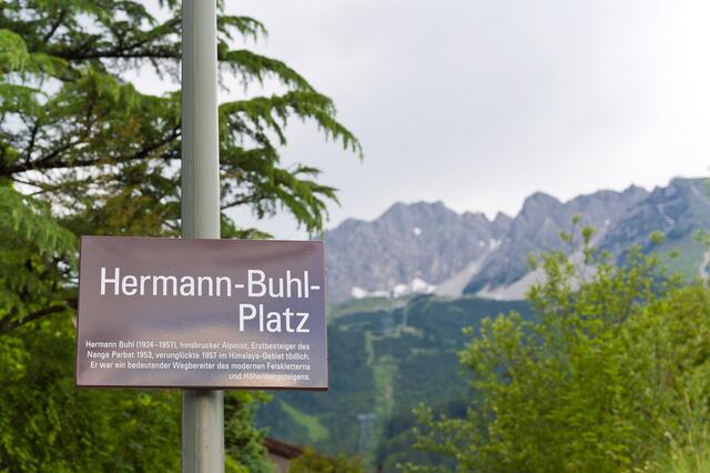 Der Hermann-Buhl-Platz am Fuße der Innsbrucker Nordkette.
 | Foto: OeAV/Norbert Freudenthaler