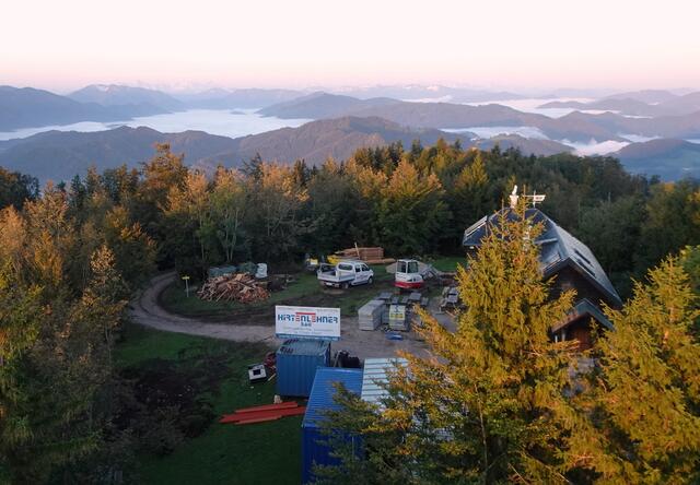 Unter mir die Prochenberghütte, die gerade saniert wird.