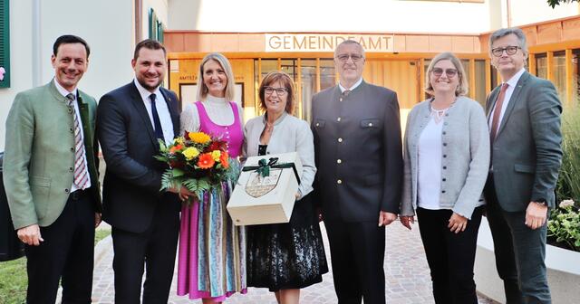 Ernst Gödl, Matthias Pokorn, Barbara Walch, Ingrid Baumhackl, Karl Scherz, Birgit Stöger-Mitterecker und Andreas Weitlaner vor dem neuen Gemeindeamt Wundschuh | Foto: Edith Ertl
