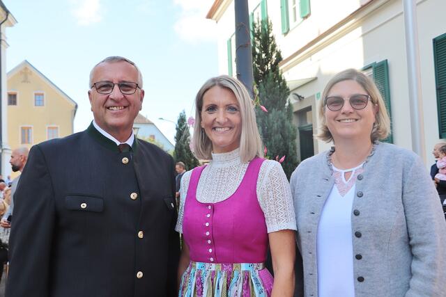 Vizebürgermeister Karl Scherz, Bürgermeisterin Barbara Walch und Gemeindekassierin Birgit Stöger-Mitterecker stemmten mit dem Gemeinderat den Bau eines neuen barrierefreien Gemeindeamtes | Foto: Edith Ertl