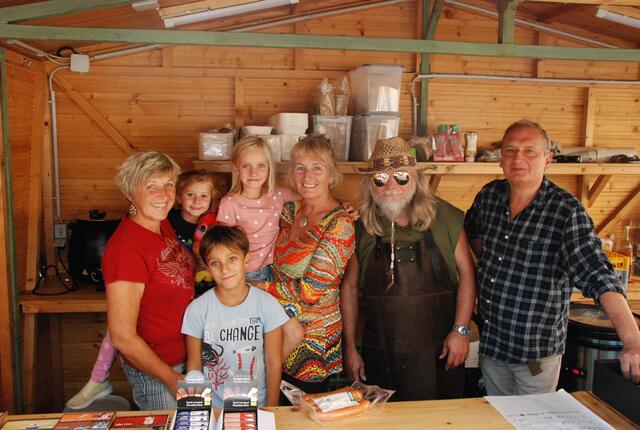 Die Mitarbeiter und Freunde der Tullnerbacher Greisslerei bei ihrem Stand. 