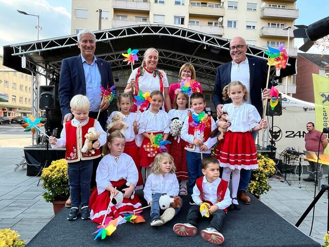 Die Kinder der Spielerischen Ungarischen Kinderstunde begeisterten auch Vizebürgermeister Michael Leitgeb und Bürgermeister Georg Rosner. | Foto: Stadtgemeinde Oberwart