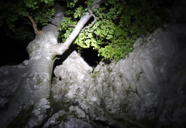 Mit der Stirnlampe über Felsen auf den Gipfel