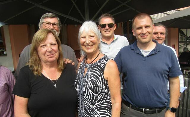 Vorne Audrey Leiner De Blasio, Diane Leiner, Jon Leiner, dahinter Bob De Blasio, Günter Rucker und Harald Leiner.