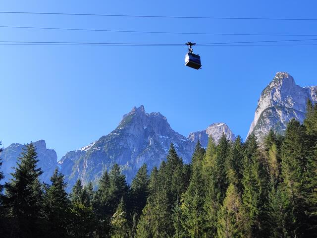 die Gosaukammbahn führt zur Bergstation Gablonzer Hütte, der Gosaukamm zeigt sich im Hintergrund... | Foto: I.Wozonig