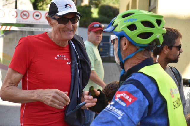 Lauf-"Legenden": Wolfgang Egger aus Zirl mit dem Telfer Heinz Steiner, hier als Guide im Einsatz.