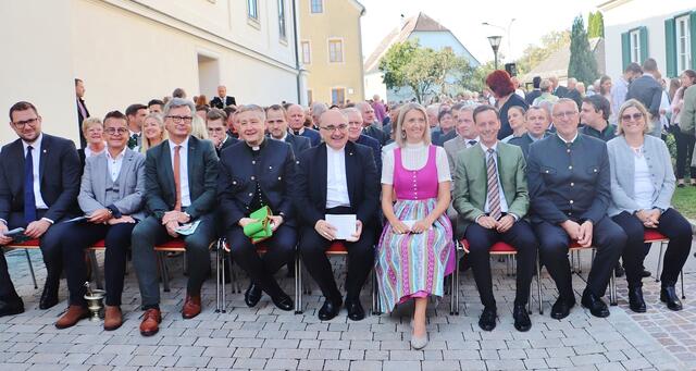 Wundschuhs Gemeindevorstand Barbara Walch, Karl Scherz und Birgit Stöger-Mitterecker bei der Eröffnung des Gemeindeamtes mit Matthias Pokorn (li), Wolfgang Garber, Andreas Weitlaner, Claudiu Budău, Wilhelm Krautwaschl und Ernst Gödl. | Foto: Edith Ertl