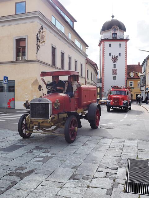 Die alten Brummis rollten unter dem Leobener Wahrzeichen hindurch.