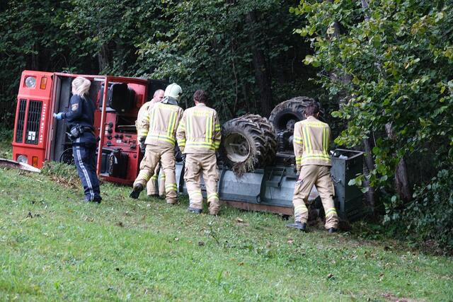 Der Schlepper stürzte rund 40 Meter in die Tiefe.  | Foto: ZOOM.Tirol