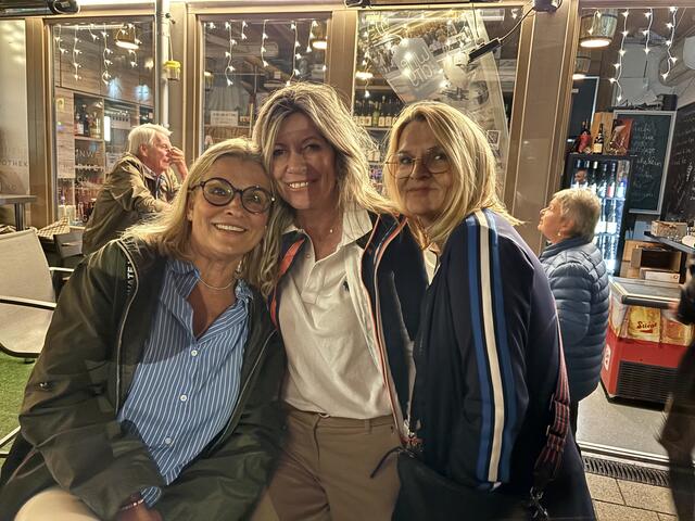 Diese drei Damen machten es sich vor der "Vino Neustadt" bequem. | Foto: Sascha Trimmel