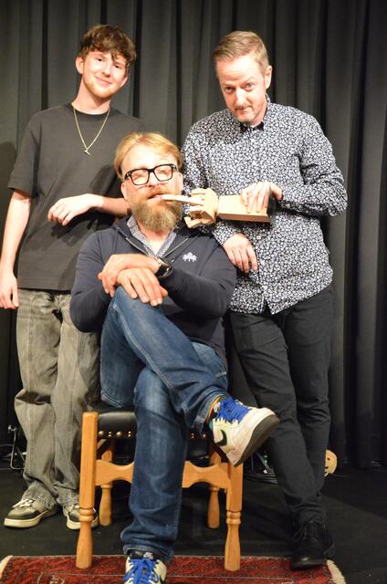Robert Krug (Mitte) vom Kulturhaus Ganghofermuseum biss in den polit-kabarettistischen Finger von Markus Koschuh (rechts) und Samuel Plieger.
