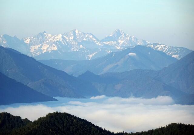 Der Blick reicht bis zu den weißen Haller Mauern.