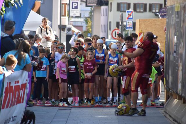 Kurz vor 10:30 Uhr: Vorbereitungen am Start für die Kinder und Schülerklassen.