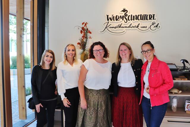 Barbara Lienhart (Bildmitte) vom Wurmschachterl mit den dort ausstellenden Künstlerinnen Sarah Aigner, Michaela Sammer, Birgit Pfeifer und Sandra Ferk. Das Wurmschachterl ist ein bezaubernder kleiner Laden, der rund um die Uhr Handwerkskunst, Gravurarbeiten, Schmuck, Kerzen sowie Arbeiten aus Karton, Papier und Keramik anbietet.  | Foto: Edith Ertl