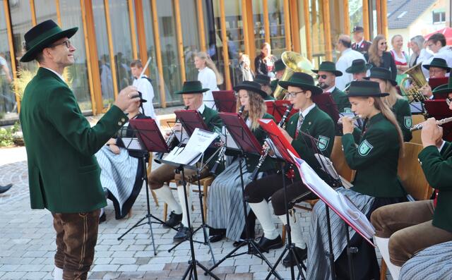 Glücklich die Gemeinde, die eine Blasmusik im Ort hat. Sie gibt Veranstaltungen einen festlichen Rahmen. Als Abschluss der Festveranstaltung wurde der Musikverein Wundschuh mit einem neuen Saxophon überrascht, das die Gemeinde ankaufte. Ein zweites Saxophon überreichte NAbg. Ernst Gödl, das vom Land Steiermark finanziert wurde.  | Foto: Edith Ertl