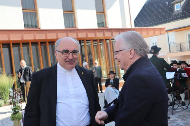 Diözesanbischof Wilhelm Krautwaschl im Gespräch mit Seiersberg-Pirkas Gemeindekassier Werner Koch | Foto: Edith Ertl