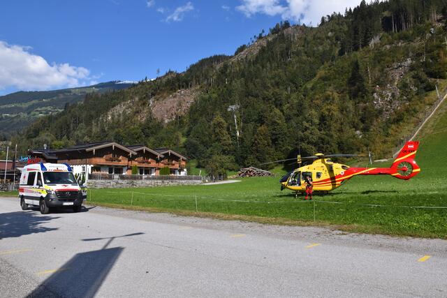 Beim Aufprall auf der Fahrbahn erlitt sie Verletzungen unbestimmten Grades | Foto: ZOOM.Tirol