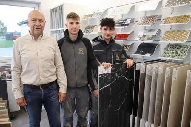 Alexander Gibiser (Mitte) gewann vor seinem Kollegen Marco Pieler (rechts) den Fliesenleger-Lehrlingswettbewerb. Chef Peter Strobl freute sich mit. | Foto: Martin Wurglits