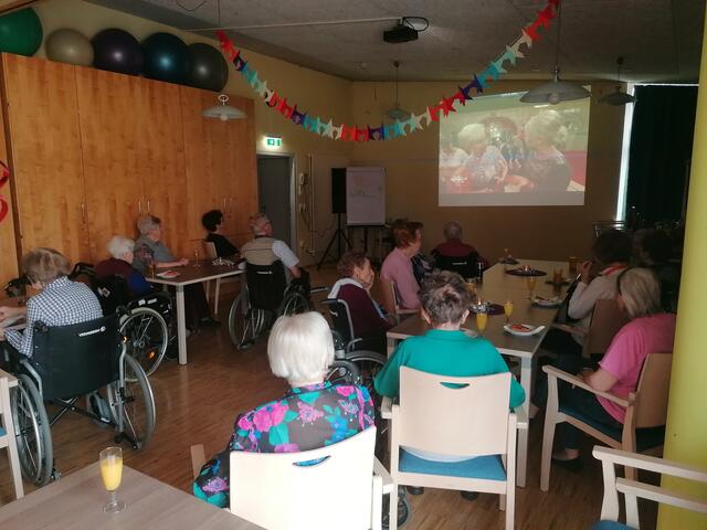 Opernball im PBZ Berndorf: Weitere Gäste treffen zum Empfang ein. | Foto: PBZ Berndorf