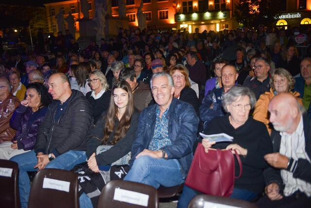 Notar Michael Platzer kam mit seiner Tochter Natalie - später besuchten sie backstage die Wiener Neustädter Sängerin Larissa. | Foto: Sascha Trimmel