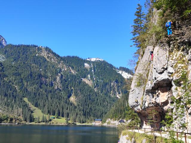 wagemutige Kletterer, und die Bergstation der Gosaukammbahn über dem Gasthaus... | Foto: I.Wozonig