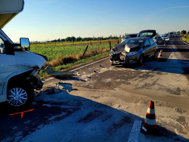 Ein Wohnmobil und ein Auto kollidierten frontal. | Foto: FF Reichersberg