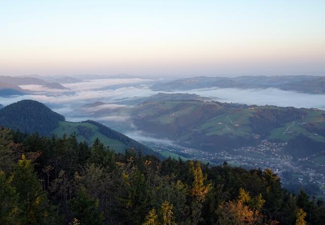 Schöner Blick auf Ybbsitz, dahinter noch Nebelfelder