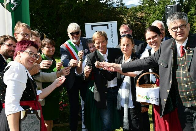 Anstoß auf 25 Jahre Partnerschaft Neumarkt mit Monfalcone. | Foto: Anita Galler