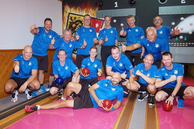 Mannschaftsfoto KSK Klagenfurt-Magdalensberg
stehend v.l.: Daniel Waldhauser, Günter Snieder sen., Werner Rössler, Günter Wiederin, Walter Gruber, Adolf Pichler und Ilija Lamesic; hockend v.l.: Andrej Lahovec, Günter Snieder jun., Rafael Waldhauser, Patrick Geier, Dominik Konec und Martin Oberrauner; liegend: Roman Leitner