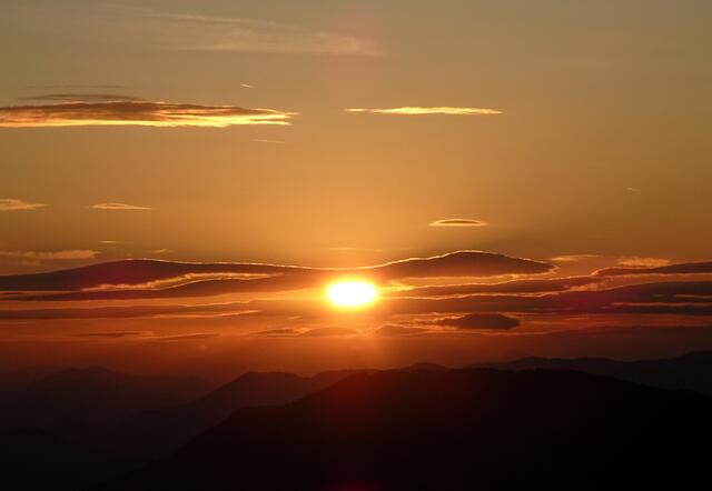 Ein herrliches Orange beleuchtet den Himmel.