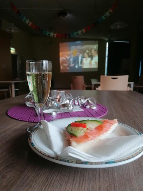 Opernball im PBZ Berndorf: Sekt und Lachs beim Empfang. | Foto: PBZ Berndorf