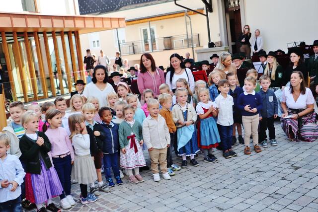 Herein, herein, wir laden alle ein, sangen die Kinder vom Pfarrkindergarten Wundschuh. Eine Freude für das Publikum war auch der Auftritt der Volksschüler, die den Festakt und ihre Gemeinde musikalisch in einen Rap verpackten.  | Foto: Edith Ertl