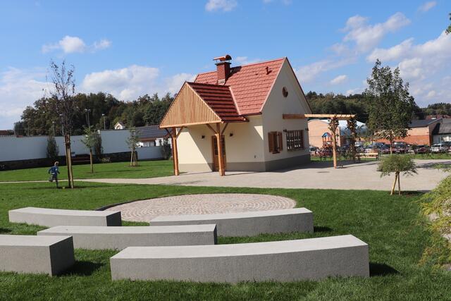 Das bestehende Sigerlhaus zwischen Gemeindeamt und Sportstätten wurde revitalisiert. Ausgestattet mit einer kleiner Ausgabeküche dient es künftig als Pavillon bei Trauungen, Festlichkeiten, Kultur- und Sportveranstaltungen. Davor die kleine Bühne im Park.  | Foto: Edith Ertl