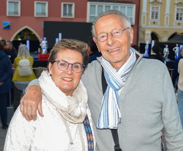 Roman und Christine Lackinger waren vorsichtig: "Wo finden wir ein trockenes Plätzchen?" | Foto: Sascha Trimmel