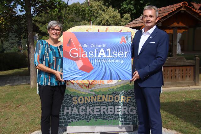 Telekommunikation neu: Bürgermeisterin Karin Kirisits und A1-Chef Marcus Grausam freuen sich über den Abschluss des Glasfaser-Ausbaus im Ort. | Foto: Martin Wurglits