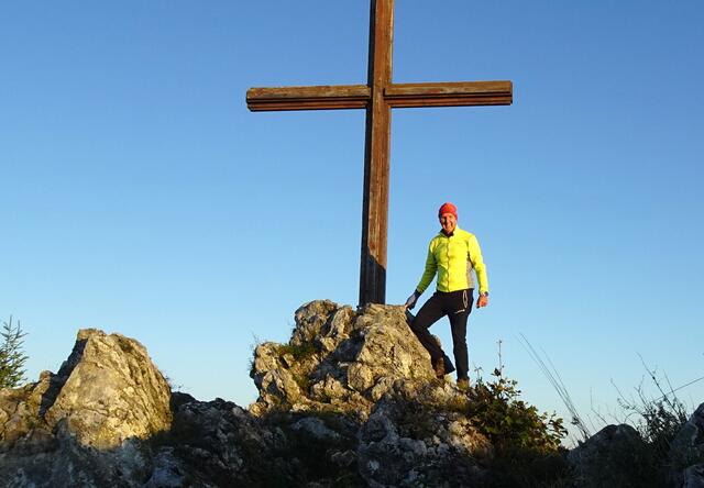 Bereits sehr früh stehe ich auf dem Gipfel des Prochenberges.