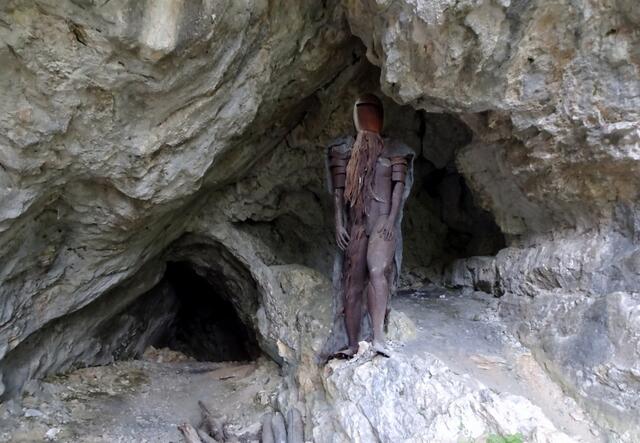 Tannhäuser vor der gleichnamigen Höhle, in der er laut einer Sage einen Goldschatz bewacht.