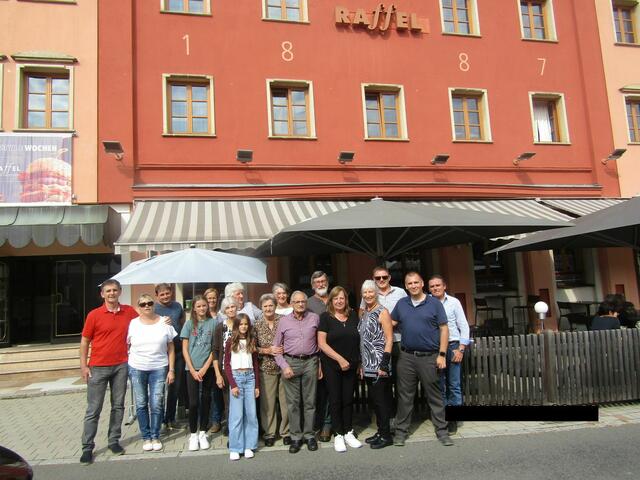 Die Leiner Familie vor dem Gasthof Raffel