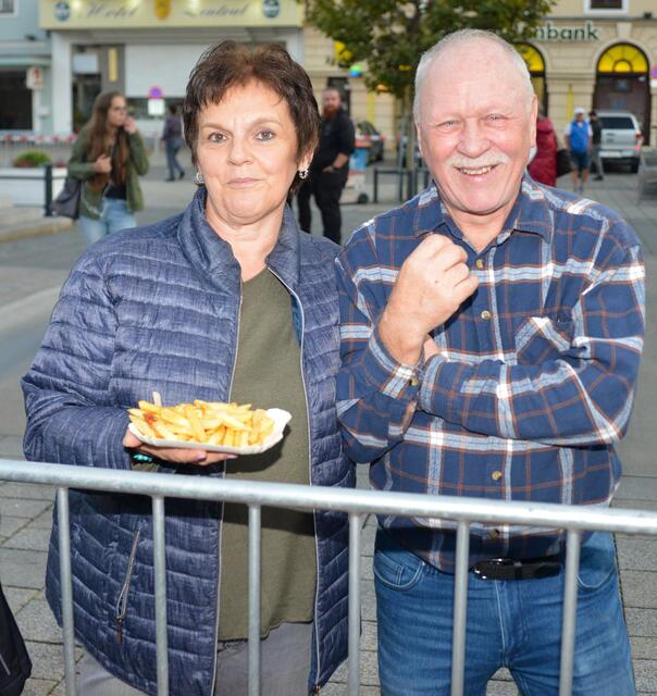 Noch schnell eine Portion Pommes vor Beginn der Show. | Foto: Sascha Trimmel