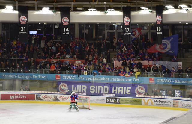 Tolle Stimmung bei den Haien, aber Verärgerung über die Eintrittspreisen bei Kindern. | Foto: Oliver Zenz