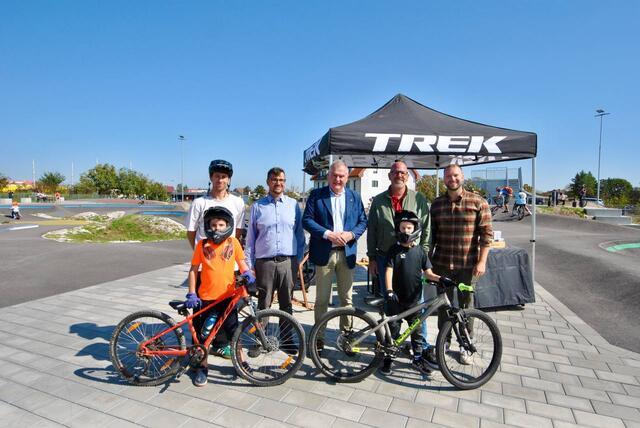 Die Veranwortlichen des Mobilitätstages Franz Dinhobl und Norbert Horvath mit dem Organisationsteam und Bikerkids. | Foto: Sascha Trimmel