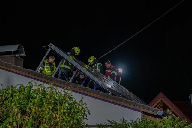 Die Feuerwehr Micheldorf verhinderte, dass sich der Brand im Dachbereich ausbreitete. | Foto: fotokerschi.at/David Rauscher